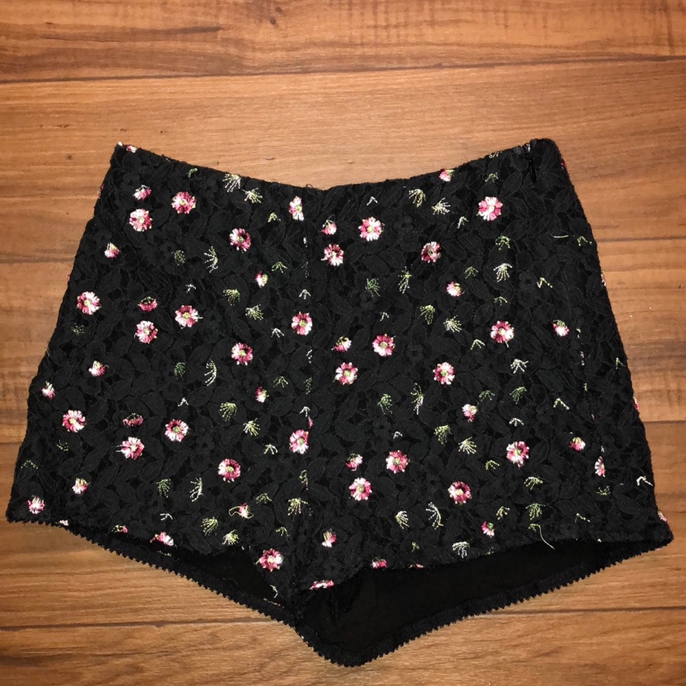Kendall & Kylie floral shorts